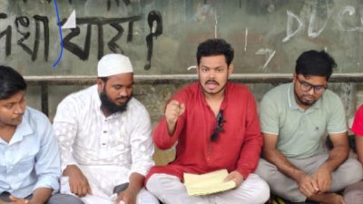 সংবাদ সম্মেলনে বক্তব্য রাখছেন বিন ইয়ামিন মোল্লা