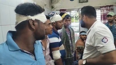 আহতদের বিভিন্ন হাসপাতালে চিকিৎসা দেওয়া হচ্ছে