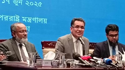 সংবাদ সম্মেলনে বক্তব্য রাখছেন ভারপ্রাপ্ত পররাষ্ট্র সচিব রুহুল আলম সিদ্দিকী