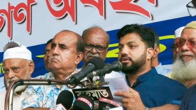 বক্তব্য দিচ্ছেন ইশরাক হোসেন