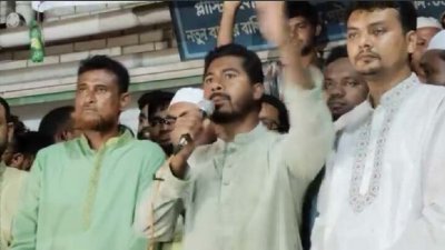 বক্তৃতা করছেন গণঅধিকার পরিষদের সভাপতি নুরুল হক নুর