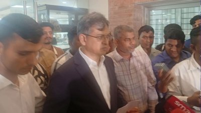 সাংবাদিকদের সঙ্গে কথা বলছেন সালাহ উদ্দিন আহমেদ