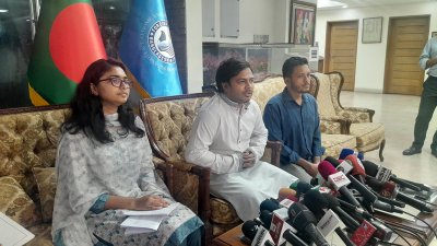 সাংবাদিকদের সঙ্গে কথা বলছেন এনসিপির নেতারা
