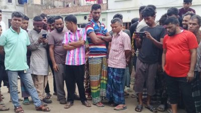 ফতুল্লায় সড়কের পাশের ড্রেন থেকে জনি সরকার নামে এক তরুণের বস্তাবন্দি লাশ উদ্ধার করেছে পুলিশ