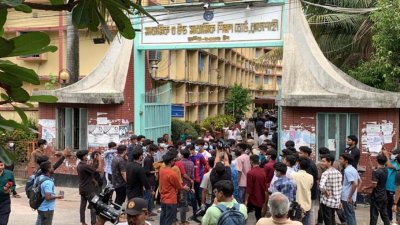 করোনাভাইরাসের সংক্রমণ বেড়ে যাওয়ায় এইচএসসি পরীক্ষা পেছানোর দাবিতে রাজশাহী শিক্ষা বোর্ডের সামনে বিক্ষোভ করেছেন একদল পরীক্ষার্থী