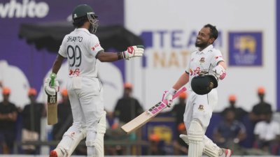 মুশফিক ও শান্ত দৃঢ় ব্যাটিংয়ে বাংলাদেশের হাল ধরেছেন
