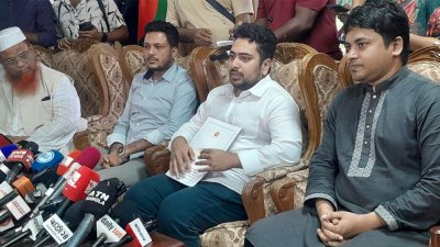 সাংবাদিকদের সঙ্গে কথা বলছেন নাহিদ ইসলাম