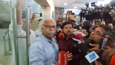 সাংবাদিকদের সঙ্গে কথা বলছেন রুহিন হোসেন প্রিন্স