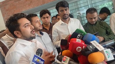 সাংবাদিকদের সঙ্গে কথা বলছেন নাহিদ ইসলাম
