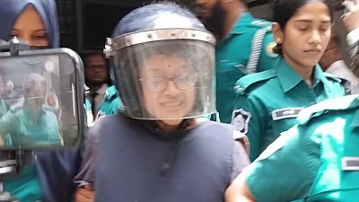 আদালত প্রাঙ্গণে তুরিন আফরোজ