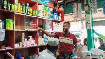 সোমবার রাতে মৌলভীরহাটের ‘এরশাদ ভ্যারাইটিজ স্টোর ও টেলিকম’ দোকানে এ চুরির ঘটনা ঘটে