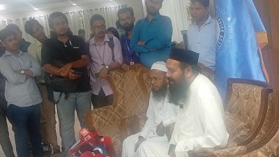সংলাপ শেষে ব্রিফ করছেন আশরাফ আলী আকন