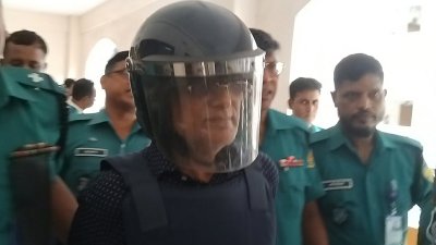 আদালত প্রাঙ্গণে অধ্যাপক ড. শামসুল আলম