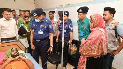 চিকিৎসাধীন পুলিশ সদস্যকে দেখতে ঢামেক হাসপাতালে আইজিপি