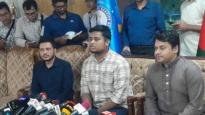 সাংবাদিকদের সঙ্গে কথা বলছেন হাসনাত আব্দুল্লাহ