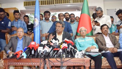 বৃহস্পতিবার রাজধানীর ফরেন সার্ভিস অ্যাকাডেমিতে রাজনৈতিক দলগুলোর সঙ্গে দ্বিতীয় পর্যায়ের আলোচনা শেষে গণমাধ্যমে কথা বলেন জাতীয় ঐকমত্য কমিশনের সহ-সভাপতি অধ্যাপক আলী রীয়াজ (ছবি: পিআইডি)