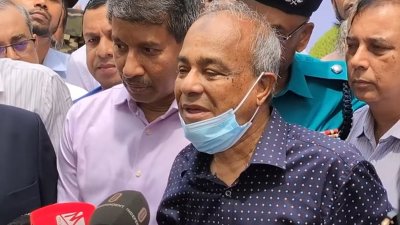 কথা বলছেন কৃষি এবং স্বরাষ্ট্র উপদেষ্টা মো. জাহাঙ্গীর আলম চৌধুরী