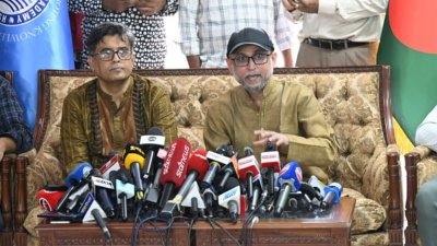 কথা বলছেন উপদেষ্টা মোস্তফা সরওয়ার ফারুকী