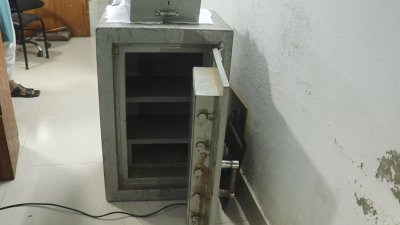 ভল্ট ভেঙে টাকা লুট
