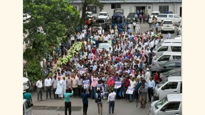 সচিবালয়ে বিক্ষোভ করছেন কর্মকর্তা-কর্মচারীরা