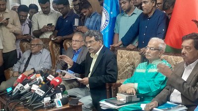 সাংবাদিকদের সঙ্গে কথা বলছেন অধ্যাপক আলী রীয়াজ