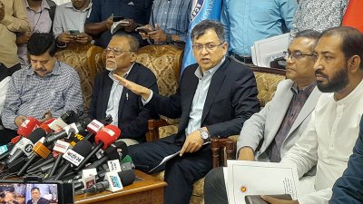 সাংবাদিকদের সঙ্গে কথা বলছেন