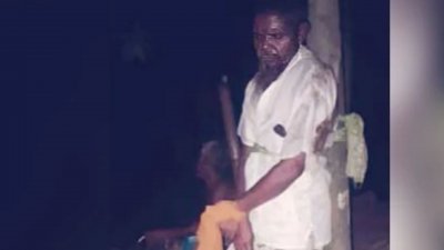 মজিবর শেখকে গাছের সঙ্গে বেঁধে মারধর করা হয়