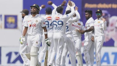 ৪ রানে ফিরেছেন এনামুল।