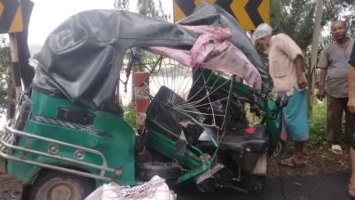 দুর্ঘটনায় দুমড়েমুচড়ে যাওয়া অটোরিকশা