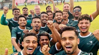 খেলোয়াড়দের সঙ্গে তিতা