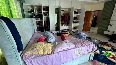 তছনছ করা হয় ঘরের আসবাবপত্র