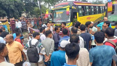 নতুন বাজারে শিক্ষার্থীদের সড়ক অবরোধ