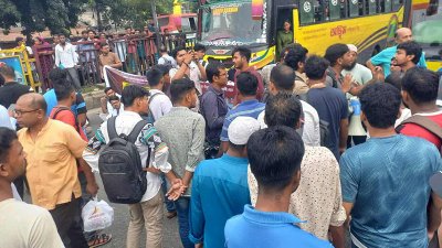 আবারও সড়কে অবস্থান নিয়েছেন শিক্ষার্থীরা