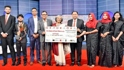 ‘শিশুশ্রমের প্রধান দায় রাষ্ট্রের নয়, সমাজের’ ছায়া সংসদে প্রধান অতিথি হিসেবে উপস্থিত ছিলেন শারমীন এস মুরশিদ