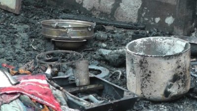 আগুনে পুড়ে যাওয়া ঘর