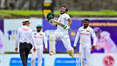 দ্বিতীয় সেঞ্চুরিটা এভাবেই উদযাপন করেছেন শান্ত।