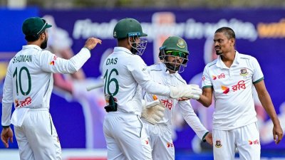 ৩ উইকেট নিয়েছেন তাইজুল।