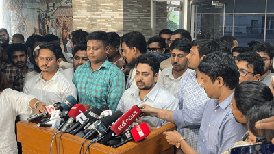 ইসি ভবনে সাংবাদিকদের সঙ্গে কথা বলছেন নাহিদ ইসলাম