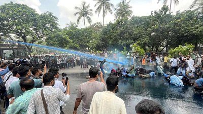 আন্দোলনরতদের ওপর জলকামান ও সাউন্ড গ্রেনেড নিক্ষেপ করা হয়েছে