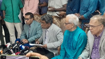 সংলাপ শেষে সাংবাদিকদের ব্রিফ করেন অধ্যাপক আলী রীয়াজ