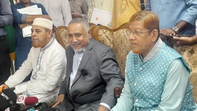 সাংবাদিকদের সঙ্গে কথা বলছেন জামায়াতের নায়েবে আমির ডা. সৈয়দ আবদুল্লাহ মোহাম্মদ তাহের