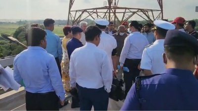 পাঁচ জন উপদেষ্টার একটি প্রতিনিধি দল শিমুলিয়া ঘাট পরিদর্শন করেন