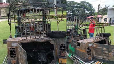 পুড়ে ছাই হওয়া একটি অটোরিকশা