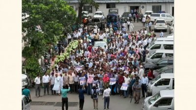 সচিবালয়ে বিক্ষোভ করছেন কর্মকর্তা-কর্মচারীরা (ফাইল ছবি)