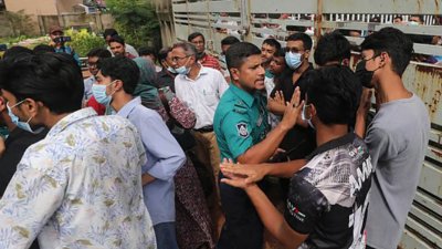 এইচএসসি পরীক্ষা পেছানোর দাবিতে চট্টগ্রাম শিক্ষা বোর্ডের সামনে বিক্ষোভ করেছেন একদল পরীক্ষার্থী