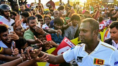 ম্যাচ শেষে দর্শকের ভালোবাসায় সিক্ত ম্যাথুজ