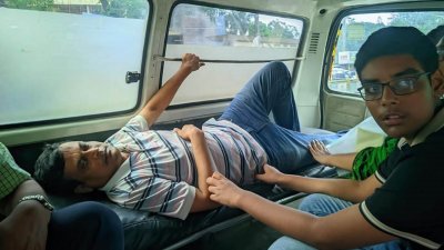 সন্ধ্যা ৬টার দিকে কারাগার থেকে মুক্তি পান শিক্ষক মাহমুদুল হক, পরে অ্যাম্বুলেন্সে করে হাসপাতালে নেওয়া হয়