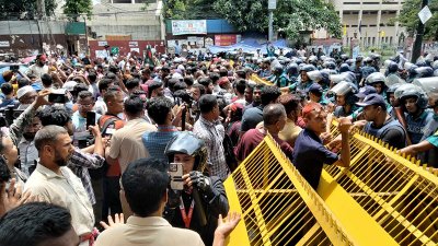 শাহবাগ অবরোধ করেছেন বিডিআর সদস্যরা (ছবি: নাসিরুল ইসলাম)