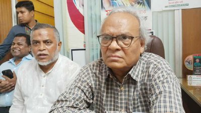 গণমাধ্যমের উদ্দেশ্যে কথা বলছেন বিএনপির সিনিয়র যুগ্ম মহাসচিব রুহুল কবির রিজভী