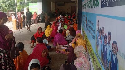 শ্রম ভবনের নিচতলায় আন্দোলনকারী শ্রমিকদের অবস্থান